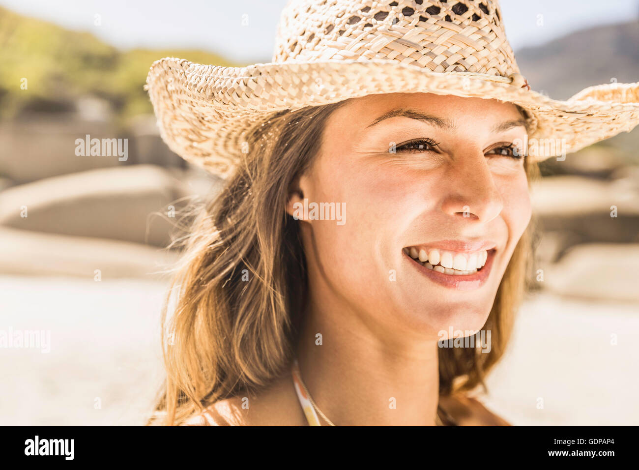 Woman wearing straw hat hi-res stock photography and images - Alamy