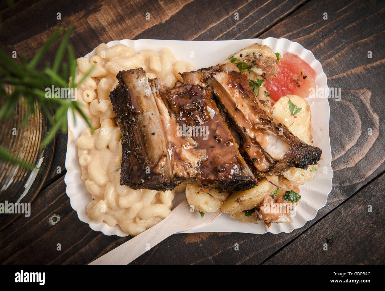 Ribs and macaroni cheese in Berlin food market Stock Photo Alamy