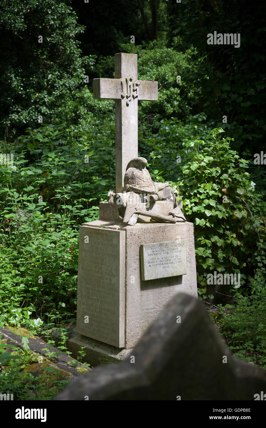 Memorial in Highgate Cemetery to Thomas George Ashford Assistant Officer who died during the Alhambra Theatre fire of 1882 Stock Photo