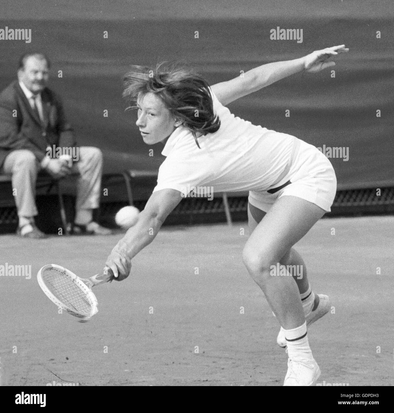 Martina Navrátilová v přátelském tenisovém utání s australskou reprezentantkou Evonne Goolagongovou na pražské Štvanici 30.července 1973.---Martina Navratilova stretches across the court, July 30, 1973, in an effort to reach a shot from Australia's  Evonn Stock Photo