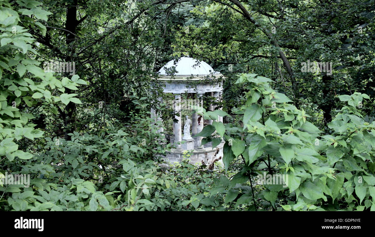 St Bernard's Well from the Edinburgh Festival Fringe Virgin  sponsored street festival  Edinburgh, Scotland, UK Stock Photo