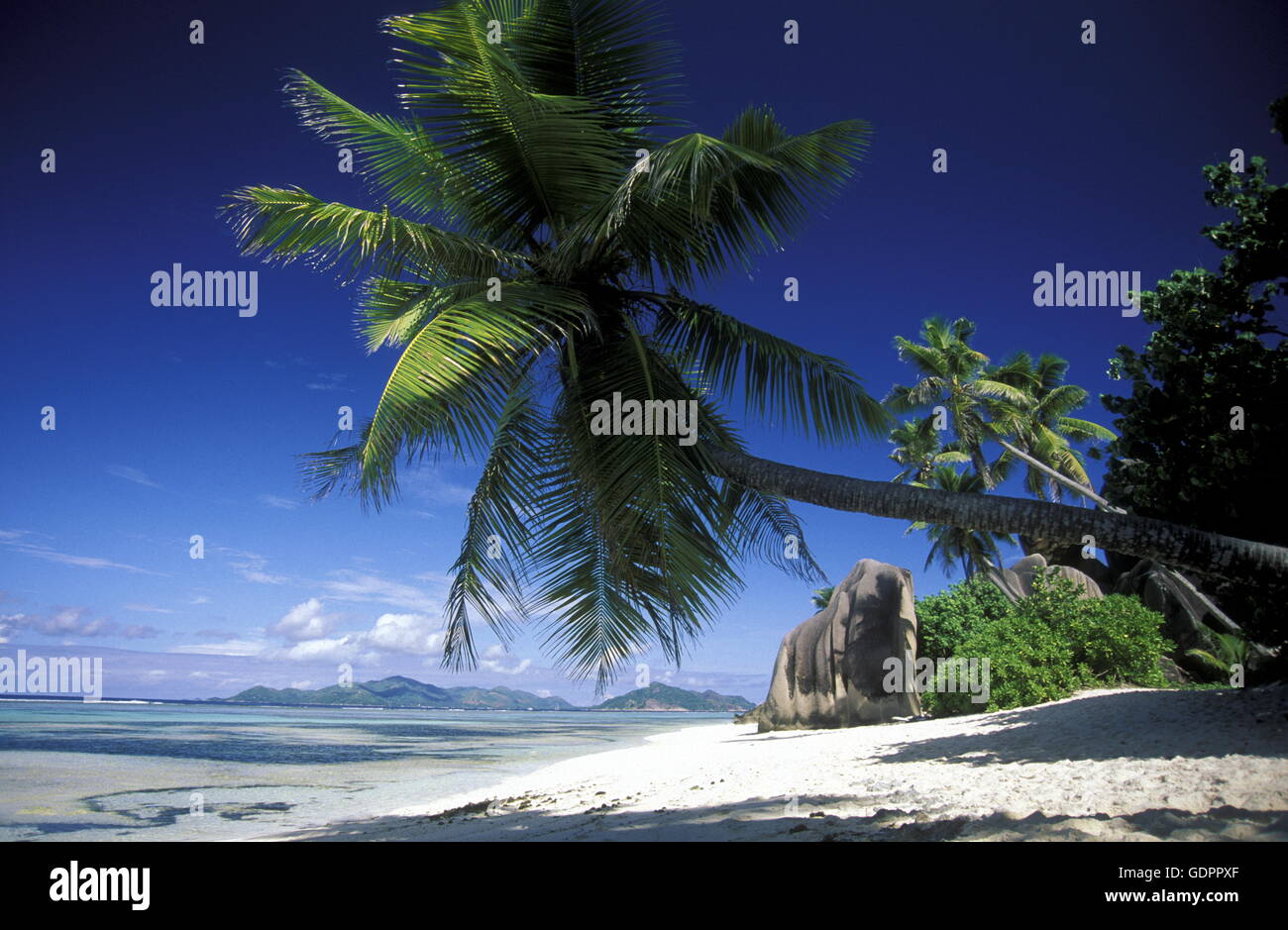 Ein Traumstrand auf der Insel La Digue der Inselgruppe Seychellen im ...