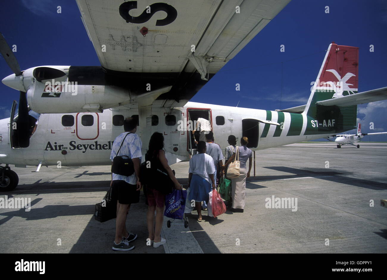 Der Flughafen von Mahe mit einem Flugzeug der Air Seychelles auf der Insel Mahe der Inselgruppe Seychellen im Indischen Ozean in Stock Photo