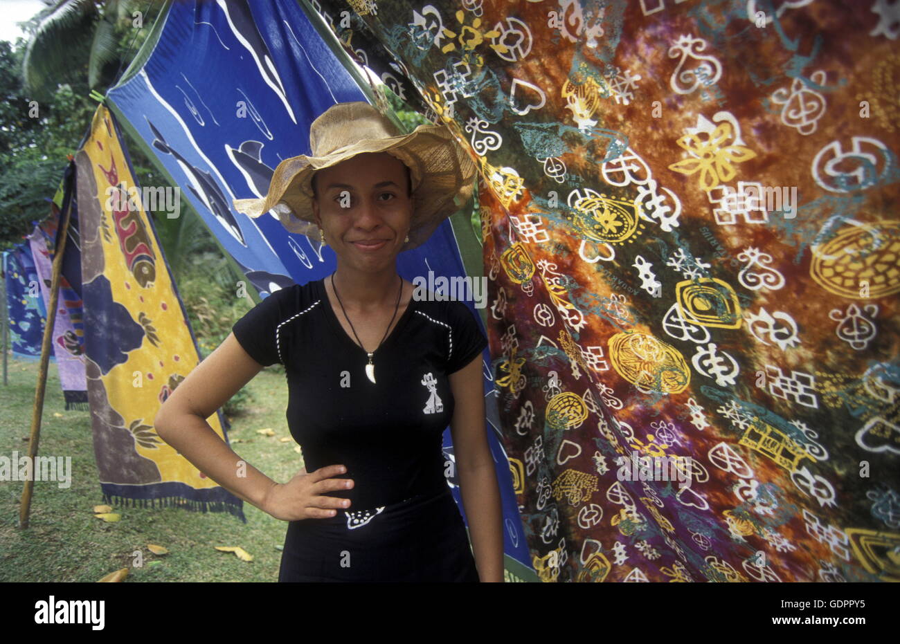 Eine Haendlerin von Textilwahren auf der Insel La Digue der Inselgruppe Seychellen im Indischen Ozean in Afrika. Stock Photo