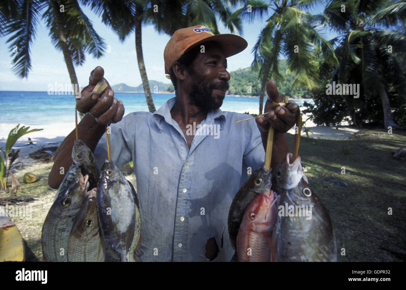 Ein Fischer auf der Insel Praslin der Inselgruppe Seychellen im Indischen Ozean in Afrika. Stock Photo