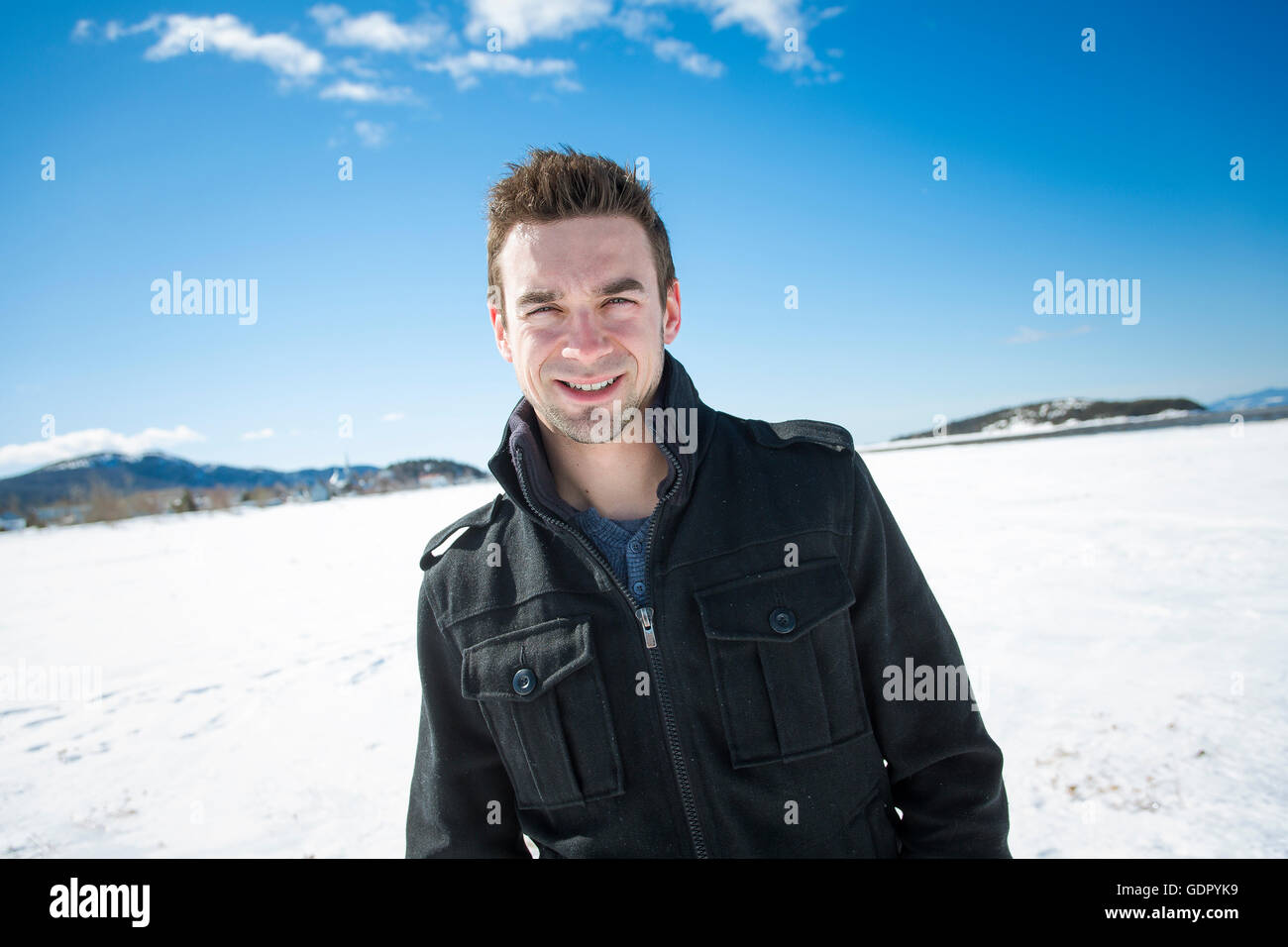 Handsome young man in winter nature Stock Photo - Alamy