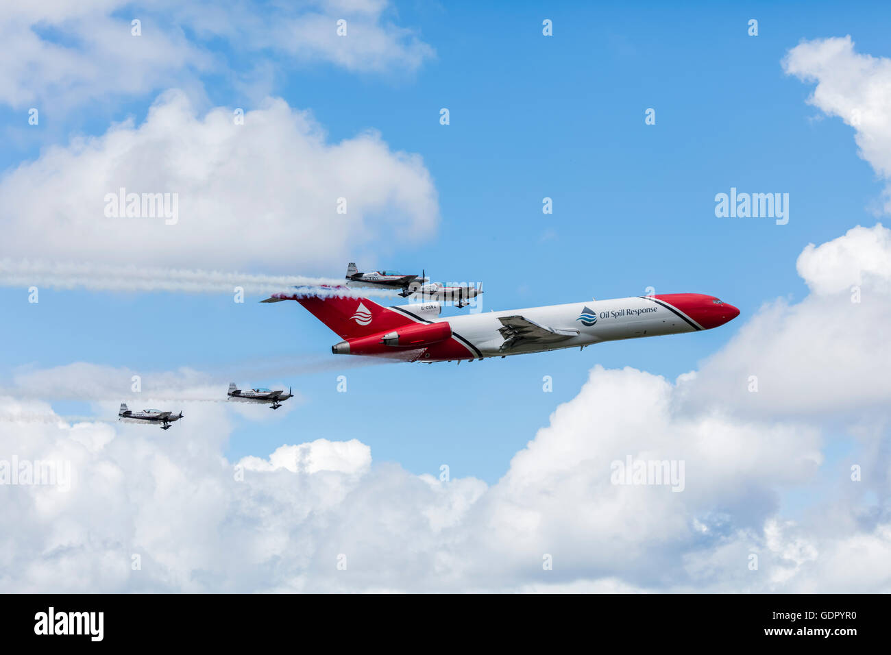 Boeing 727 oils spillage converted plane in formation flight with