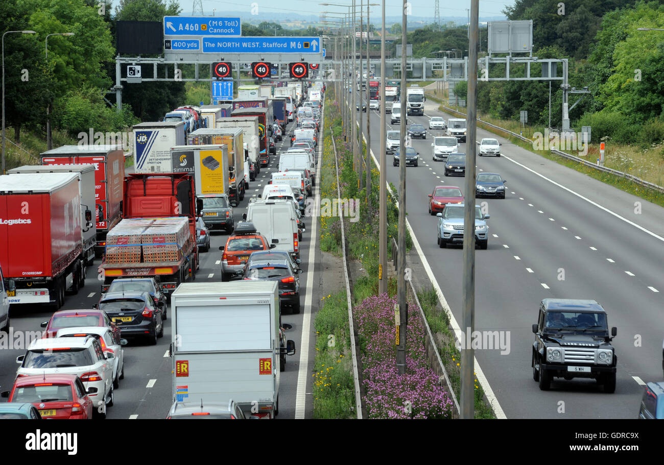 TRAFFIC QUEUES AND OVERHEAD GANTRY SPEED SIGNS ON THE NORTHBOUND M6 MOTORWAY NEAR STAFFORD RE SMART MOTORWAYS CONGESTION ROAD UK Stock Photo