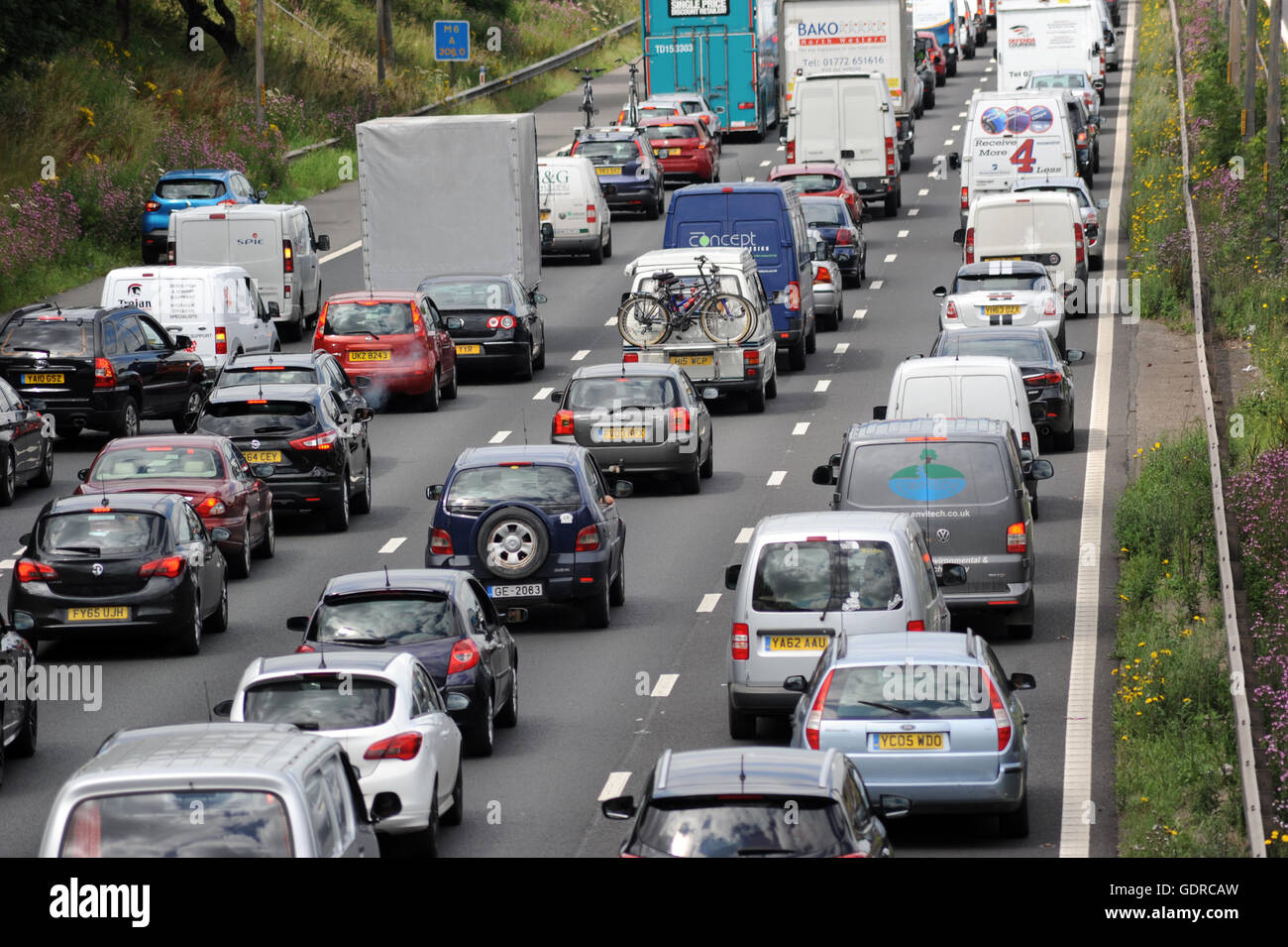 TRAFFIC QUEUES ON THE NORTHBOUND M6 MOTORWAY NEAR STAFFORD RE SMART MOTORWAYS CONGESTION ROAD HOLIDAY JAMS MOTORISTS ROADS UK Stock Photo