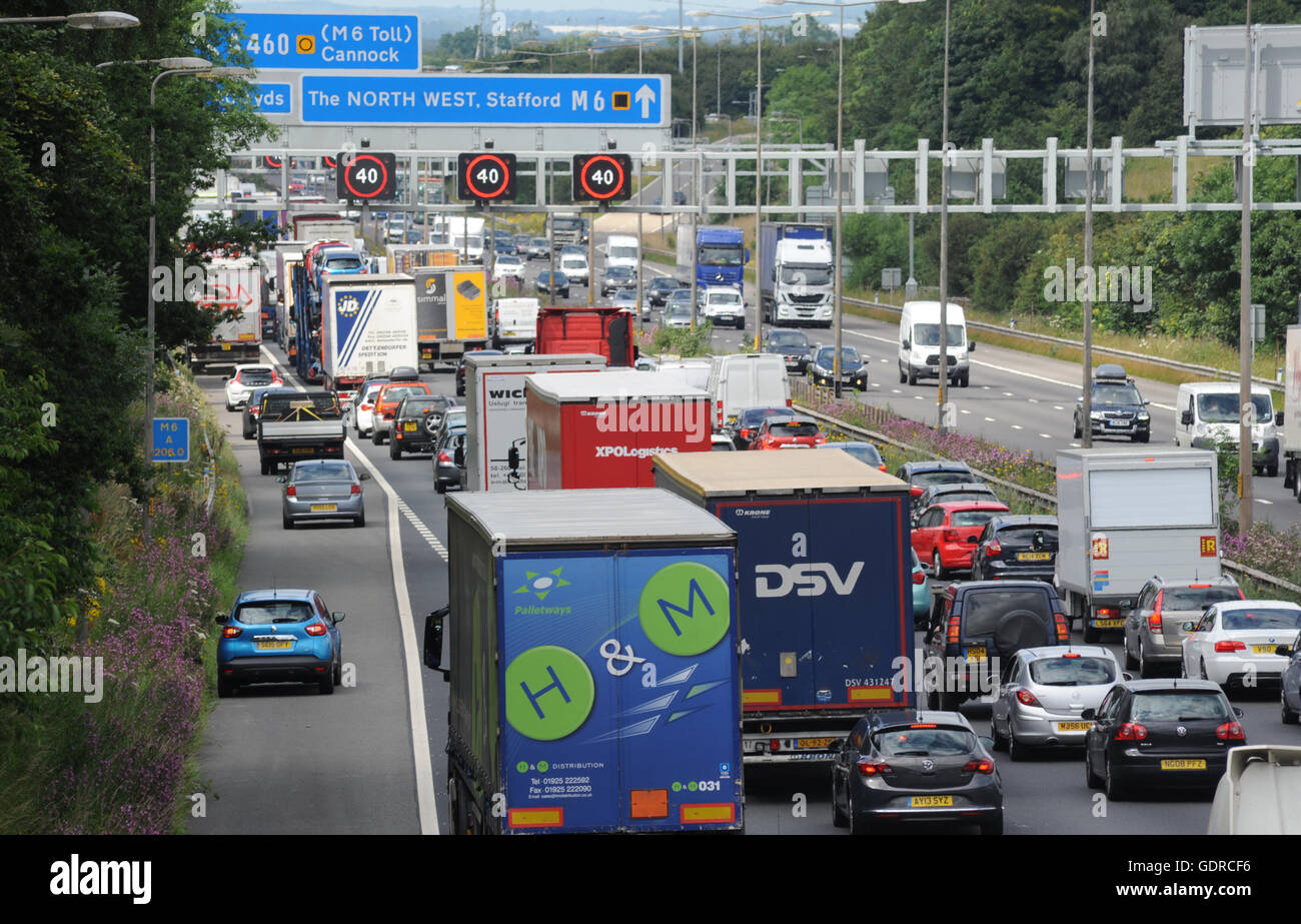 TRAFFIC QUEUES AND OVERHEAD GANTRY SPEED SIGNS ON THE NORTHBOUND M6 MOTORWAY NEAR STAFFORD RE SMART MOTORWAYS CONGESTION ROAD UK Stock Photo