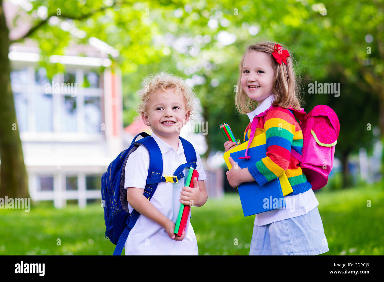 Little school children. Дети идут в школу. Ребенок со школьным рюкзаком. Back to School дети. Дети на каникулах.