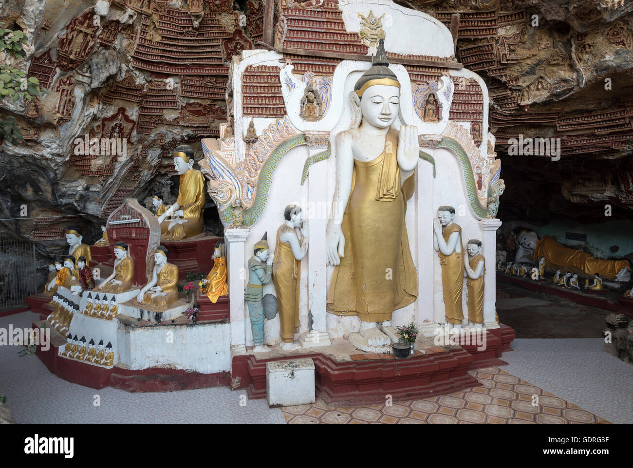 Buddha statues at Kaw-goon Cave Temple, Mon State, Myanmar Stock Photo