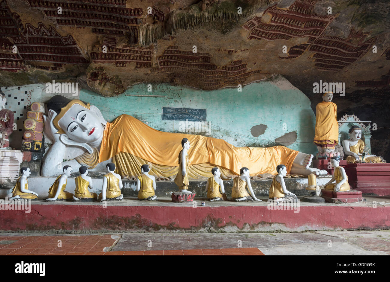 Reclining Buddha at Kaw-goon Cave Temple, Mon State, Myanmar Stock Photo