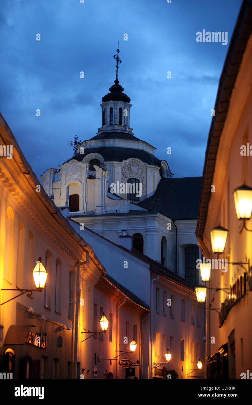 Die Heiliggeistkirche in einer Gasse in der Altstadt von Vilnius, Litauen Stock Photo