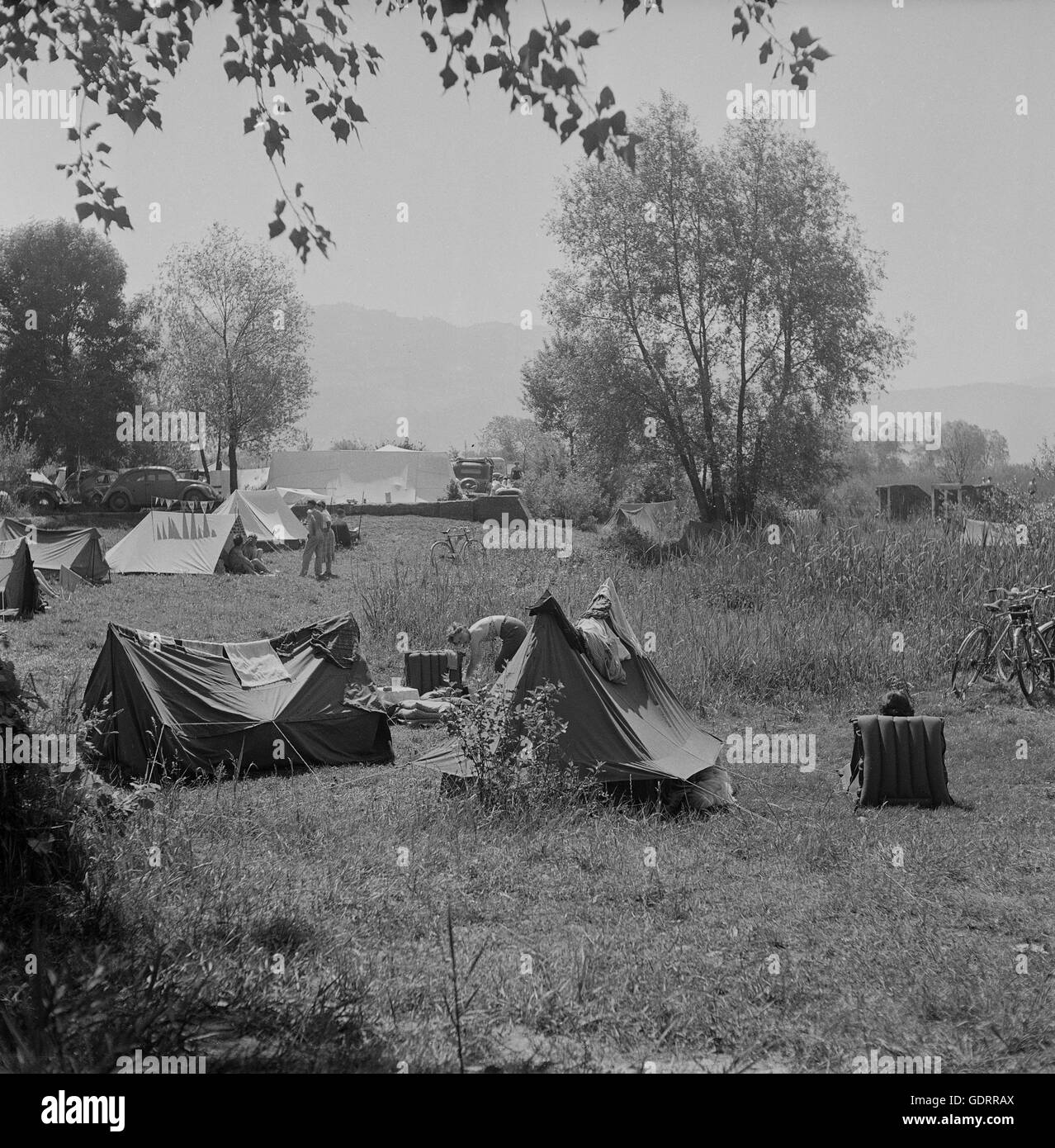 Camping 1950s hi-res stock photography and images - Alamy