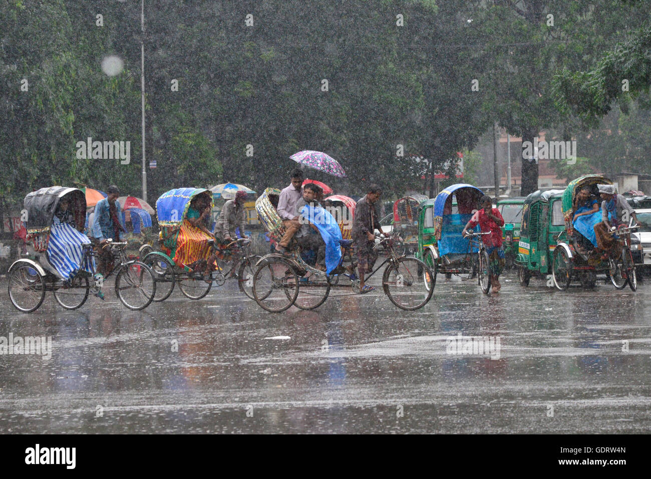 Dhaka, Bangladesh. 20th July, 2016. Bangladeshi rickshaw pullers and