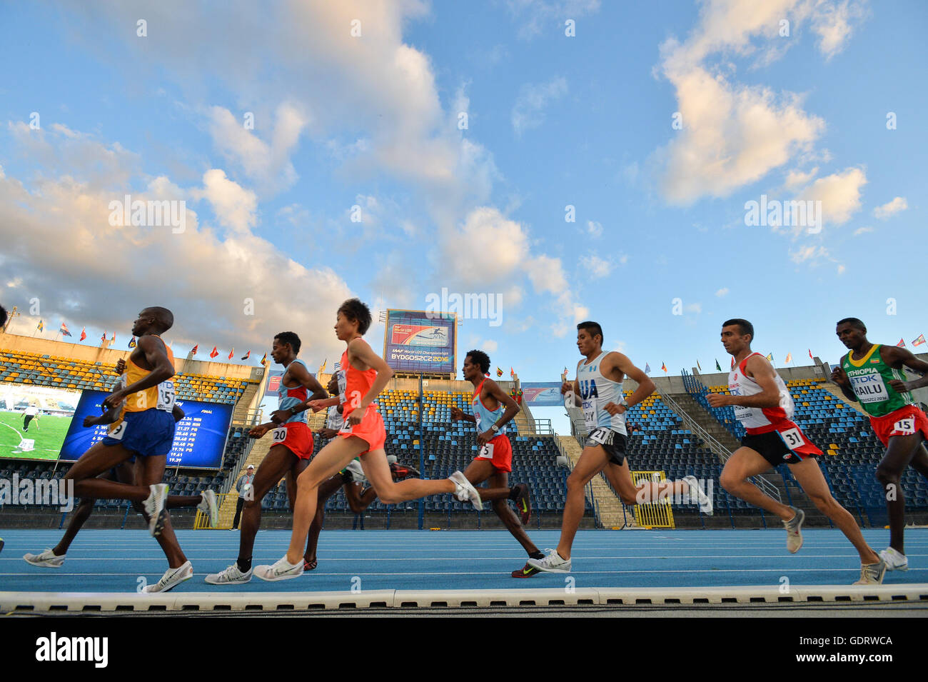 Bydgoszcz, Poland. 19th July, 2016. athletes in the mens 10000m final during the afternoon session on day 1 of the IAAF World Junior Championships at Zawisza Stadium on July 19, 2016 in Bydgoszcz, Poland. Credit:  Roger Sedres/Alamy Live News Stock Photo