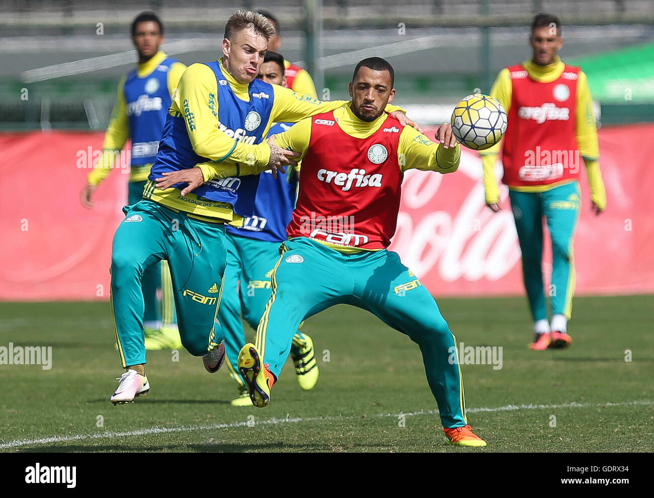 Players R ger Guedes and Victor Hugo D the SE Palmeiras