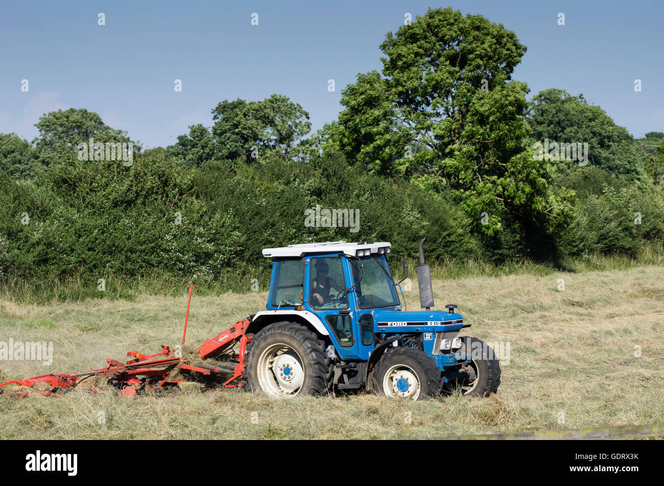 Wiltshire, UK.  20th July 2016.  Farmers across the UK take advantage of the heatwave to make hay under optimum conditions. Credit:  Steven H Jones/Alamy Live News Stock Photo