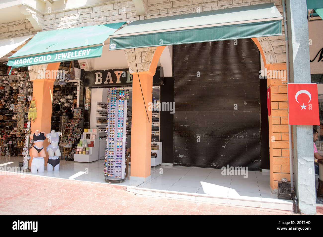Kemer, Turkey. 20th July, 2016. A vacant storefront on the Liman Caddesi shopping street in Kemer, Turkey, 20 July 2016. Photo: MARIUS BECKER/dpa/Alamy Live News Stock Photo