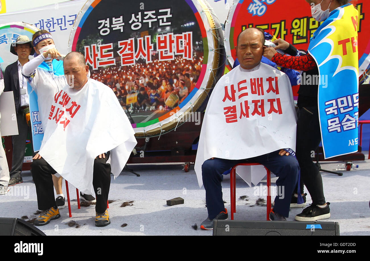 Seoul, South Korea. 21st July, 2016. Two officials of Seongju county have haircuts to show their determination to protest against the deployment of the Terminal High Altitude Area Defense (THAAD), during a rally in Seoul, capital of South Korea, on July 21, 2016. More than 2,000 people from Seongju county, where one THAAD battery will be deployed, gathered at a square in Seoul for a rally on Thursday, to protest against the deployment of THAAD. © Yao Qilin/Xinhua/Alamy Live News Stock Photo
