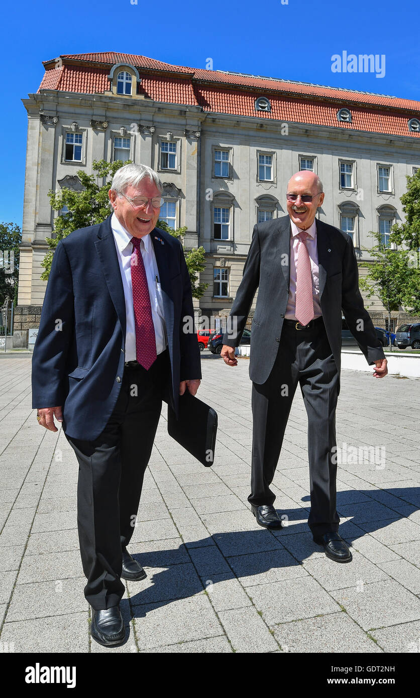 Hans N. Weiler (L) and Gunter Pleuger, former rectors and presidents of the Viadrina European University, arrive for a ceremonial act marking the 25th anniversary of the university in Frankfurt/Oder, Germany, 21 July 2016.  Photo: PATRICK PLEUL/dpa Stock Photo