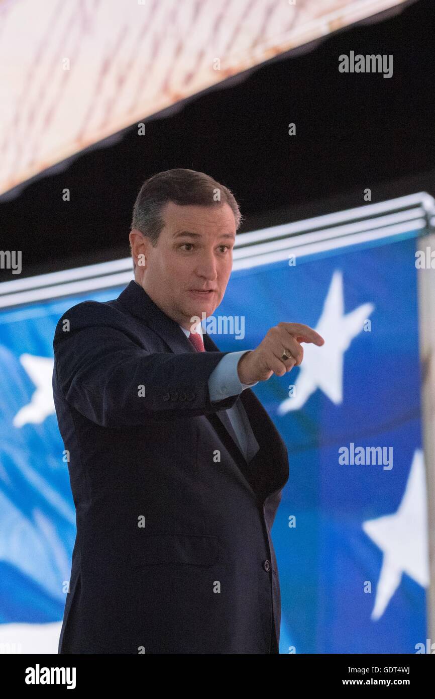 Senator Ted Cruz walks off stage in the dark after being cut off by officials during his addresses during the third day of the Republican National Convention July 20, 2016 in Cleveland, Ohio. Cruz spoke without endorsing Republican Presidential candidate Donald Trump and told delegates to vote with their conscience. Stock Photo