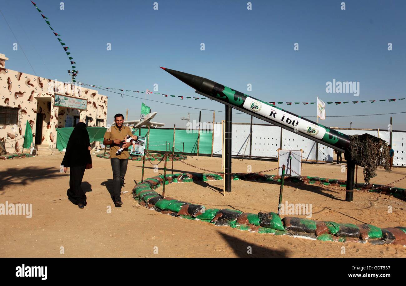 Gaza City Gaza Strip Palestinian Territory 21st July 16 Palestinians Stand In Front Of A Rocket During A Weapon Exhibition At A Hamas Run Youth Summer Camp In Gaza City On July 21