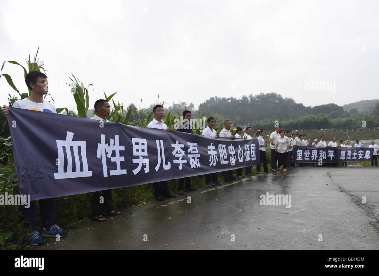 Chengdu, China's Sichuan Province. 22nd July, 2016. People hold a banner to mourn for the deceased Chinese UN peacekeeper Li Lei during a ceremony to bury bone ash in Chengdu, capital of southwest China's Sichuan Province, July 22, 2016. Li Lei and Yang Shupeng were killed on the evening of July 10 after a mortar shell hit their armored vehicle during fighting between two army factions in Juba, capital of South Sudan. Credit:  Liu Kun/Xinhua/Alamy Live News Stock Photo