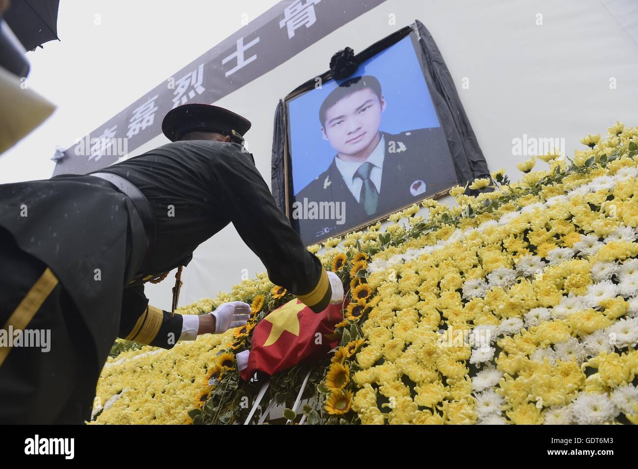 Chengdu, China's Sichuan Province. 22nd July, 2016. A member of honor guard places bone ash of deceased Chinese UN peacekeeper Li Lei at the burial ceremony in Chengdu, capital of southwest China's Sichuan Province, July 22, 2016. Chinese UN peacekeepers Li Lei and Yang Shupeng were killed on the evening of July 10 after a mortar shell hit their armored vehicle during fighting between two army factions in Juba, capital of South Sudan. Credit:  Liu Kun/Xinhua/Alamy Live News Stock Photo