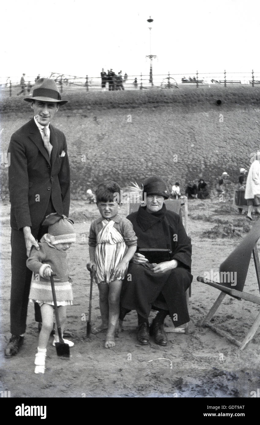 Family beach scene 1930s hi-res stock photography and images - Alamy