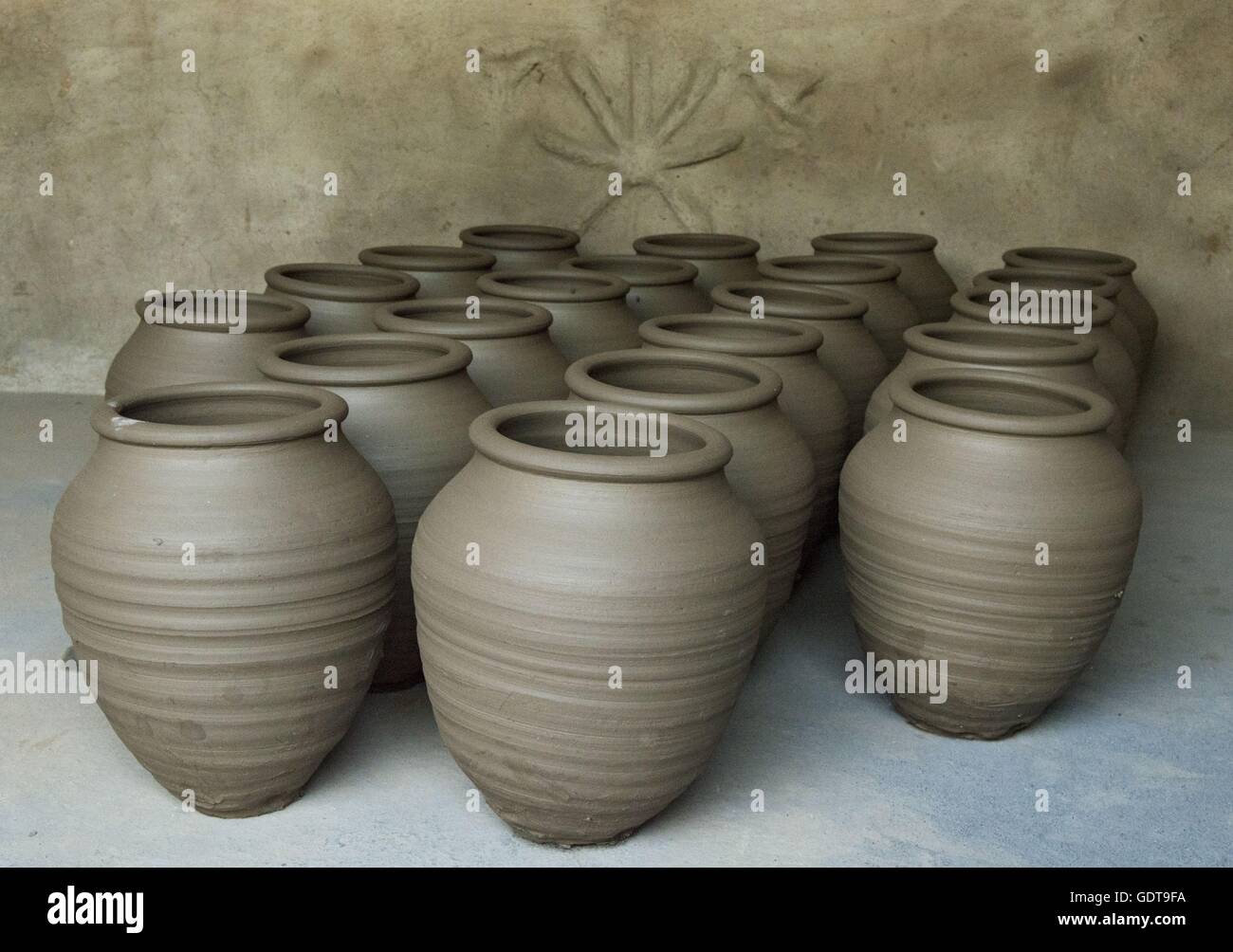 Potter making clay pots hi-res stock photography and images - Alamy