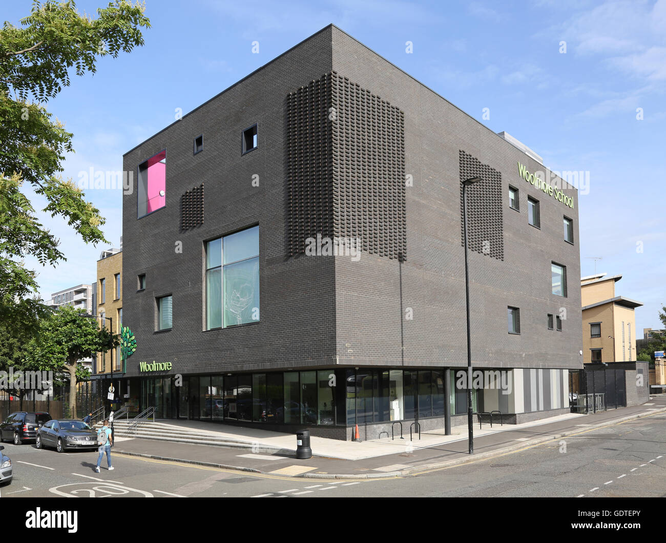 Exterior view of the new Woolmore Primary School in London's East End. A poor area in the shadow of the Canary Wharf business district. Stock Photo
