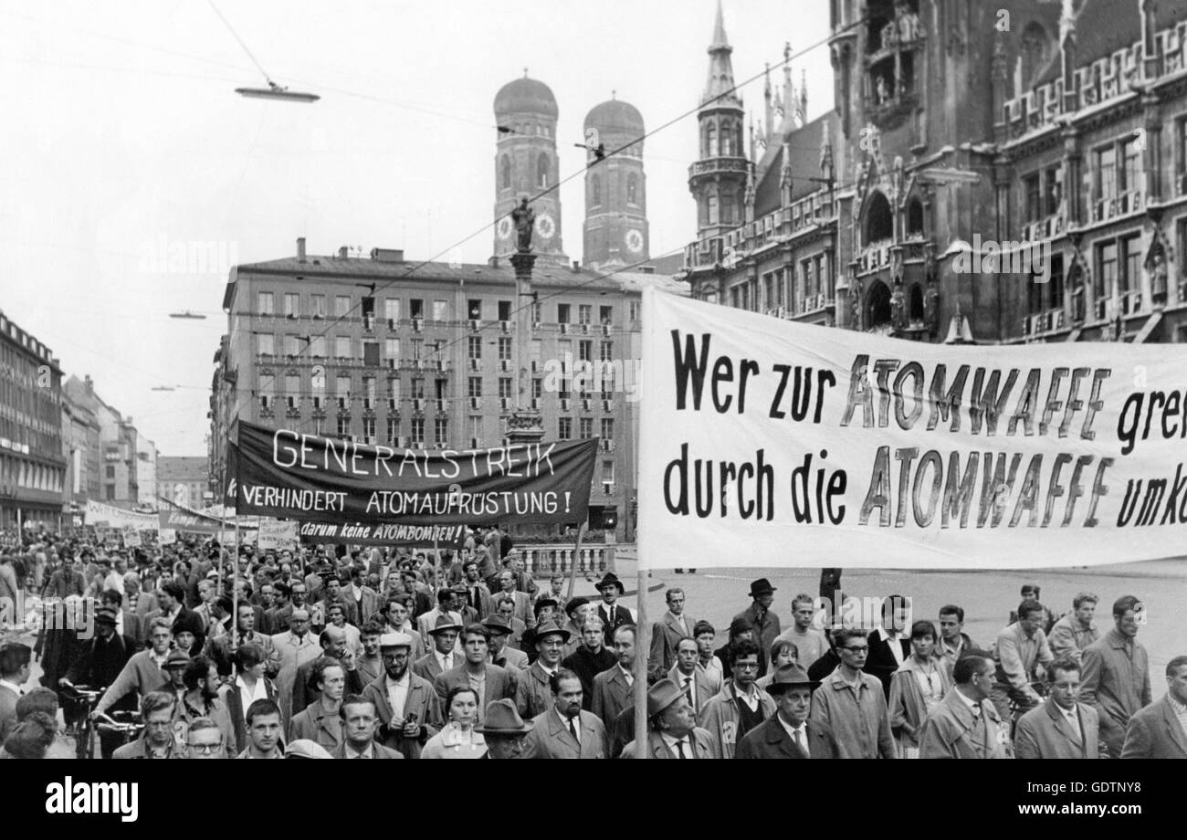 Demonstration against nuclear armament of the Bundeswehr, June 1958 Stock Photo