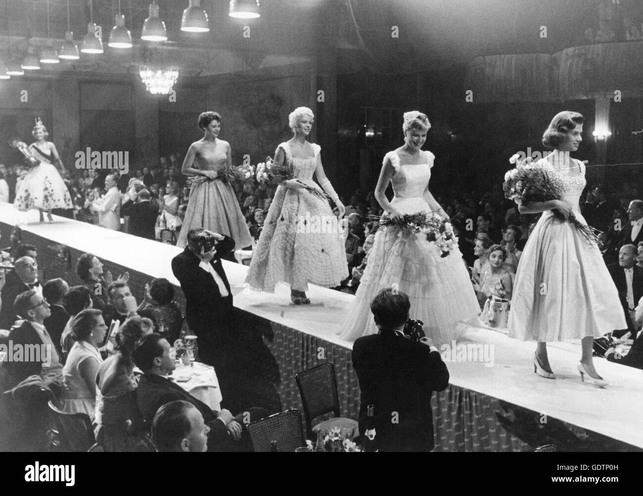 The canditates for Miss Germany on the catwalk, 1957 Stock Photo