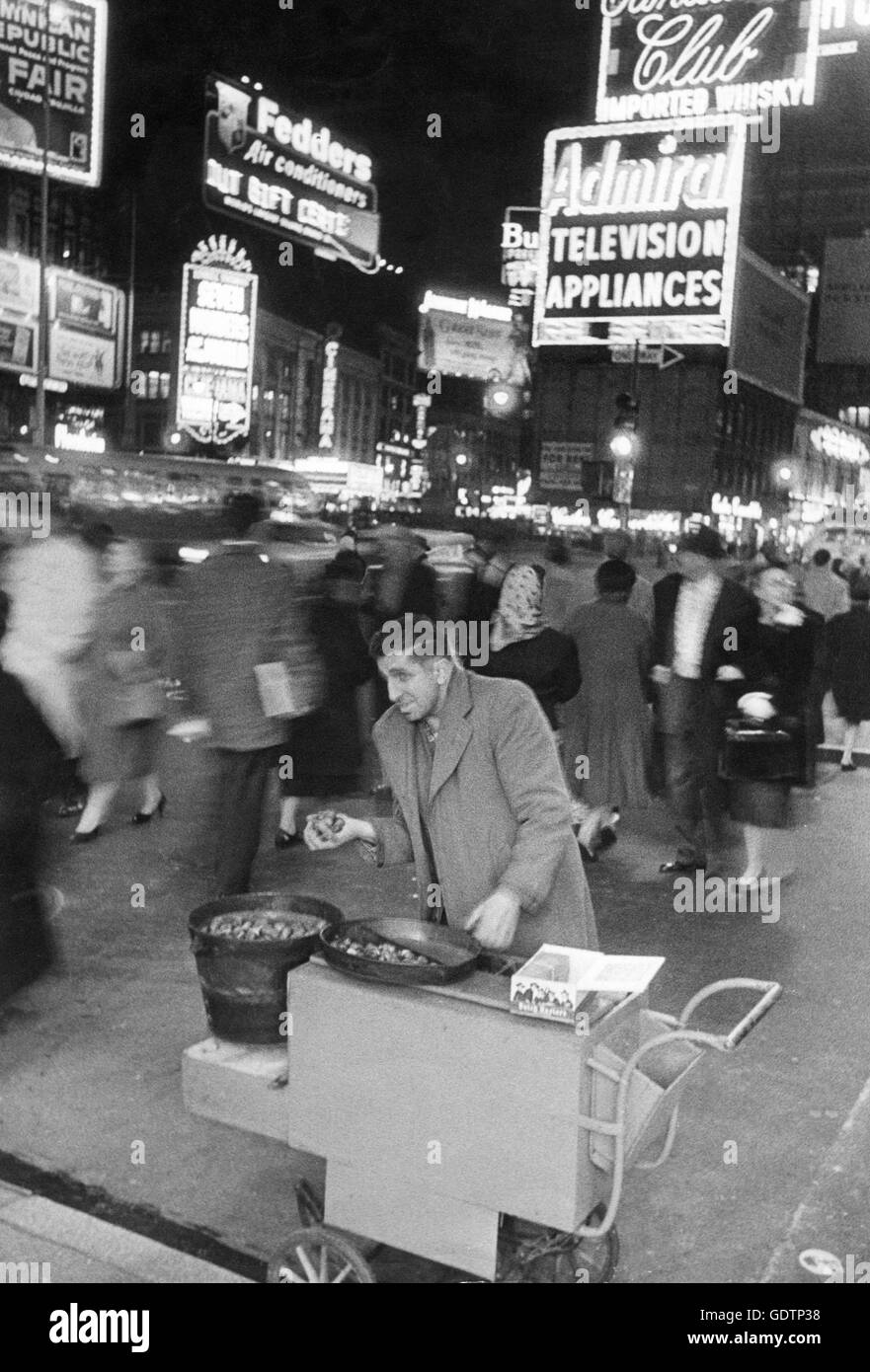 Chestnut vendor on Time Square in New York Stock Photo Alamy