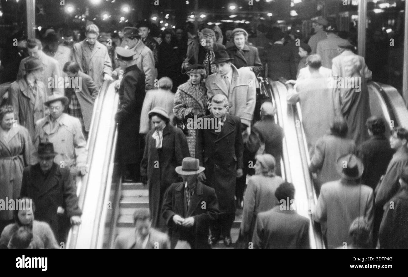 Metropolitans on escalators, around 1950 Stock Photo
