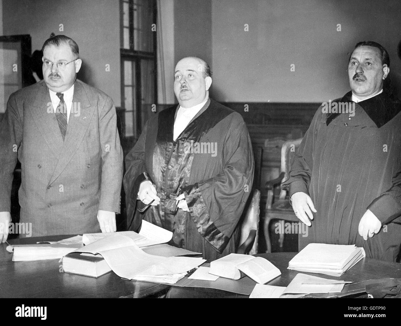 Philipp Auerbach, Josef Klibansky und Josef Panholzer before the Landgericht Muenchen I. Stock Photo