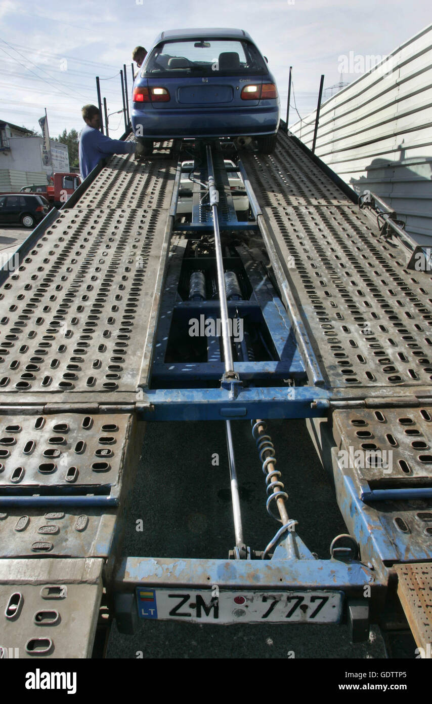 Loading of used, accident damaged vehicles on a car carrier trailer to