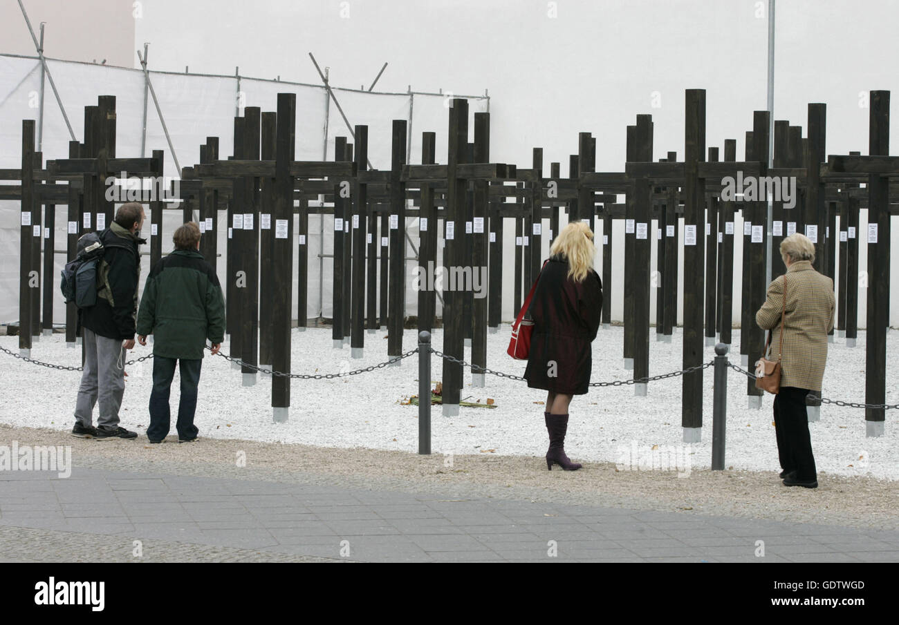Crosses remember the victims of the Berlin Wall Stock Photo