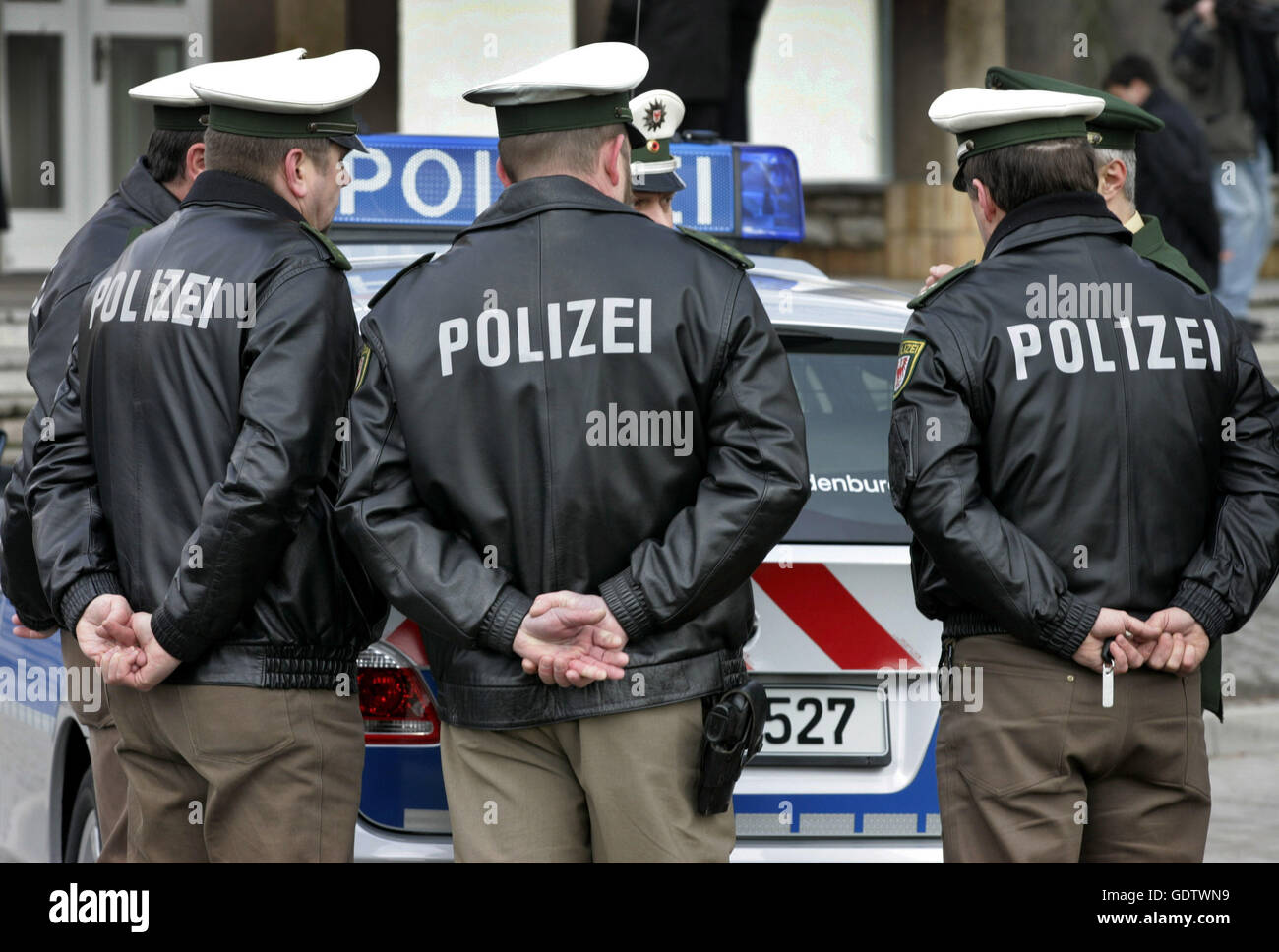 Police officer look into a car hi-res stock photography and images - Alamy