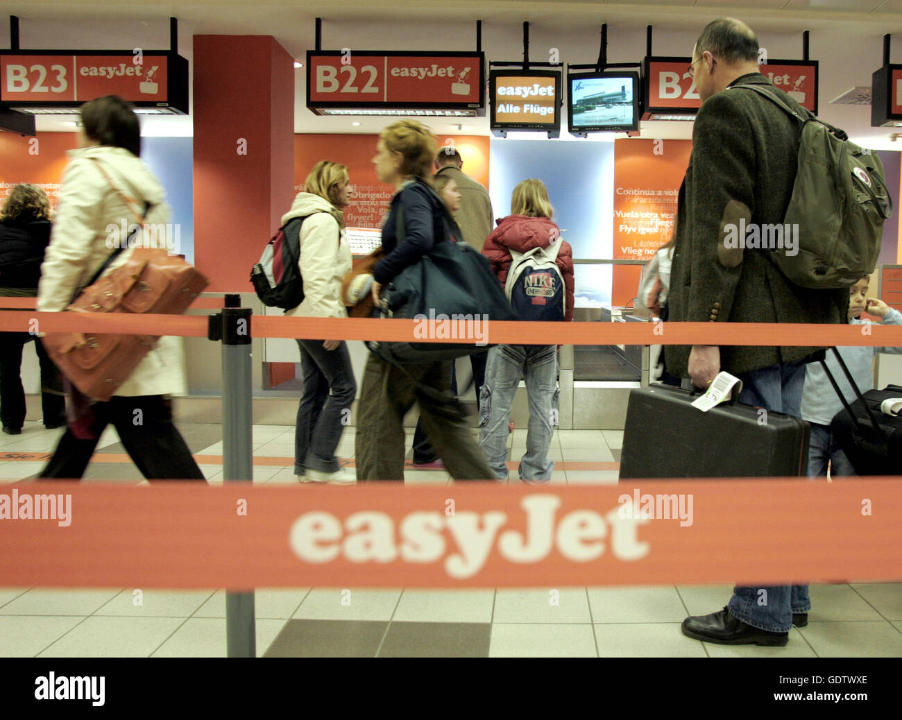 Easyjet Check In High Resolution Stock Photography and Images Alamy
