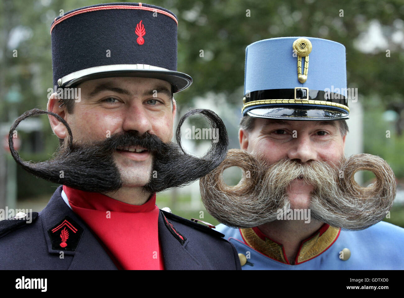 un bel boxeur avec moustache et barbe en karaoké, en chant Photo Stock -  Alamy