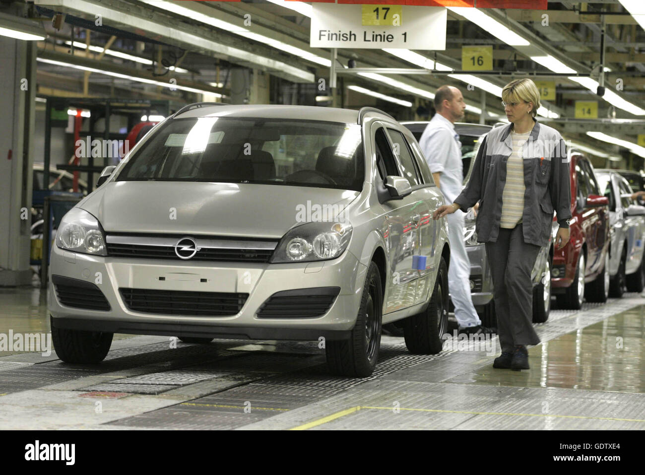 Opel car plant assembly production line hi-res stock photography and ...