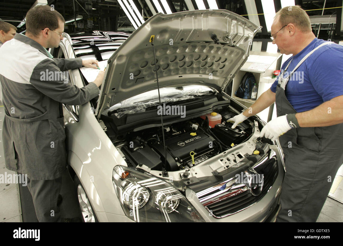 Opel car plant assembly production line hi-res stock photography and ...