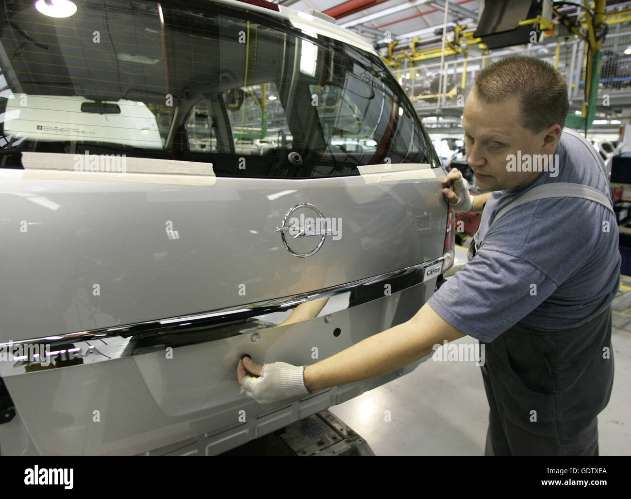 Opel car plant assembly production line hi-res stock photography and ...