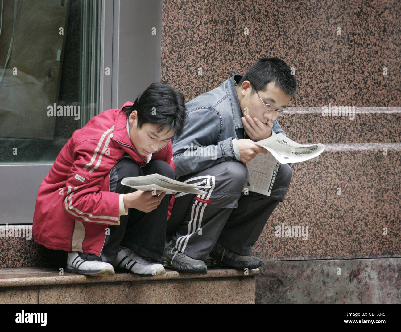 Newspaper readers in Shanghai Stock Photo