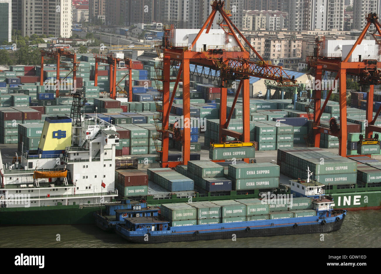 A container is load on a ship on Huangpu river in Shanghai 25 April 2006 Stock Photo