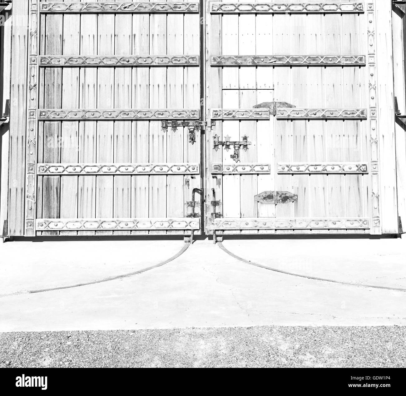 Oman old wooden door Black and White Stock Photos & Images - Alamy