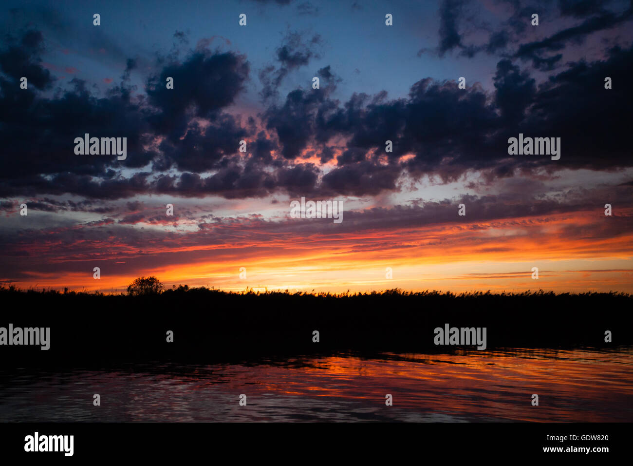 Purple sky over water hi-res stock photography and images - Alamy